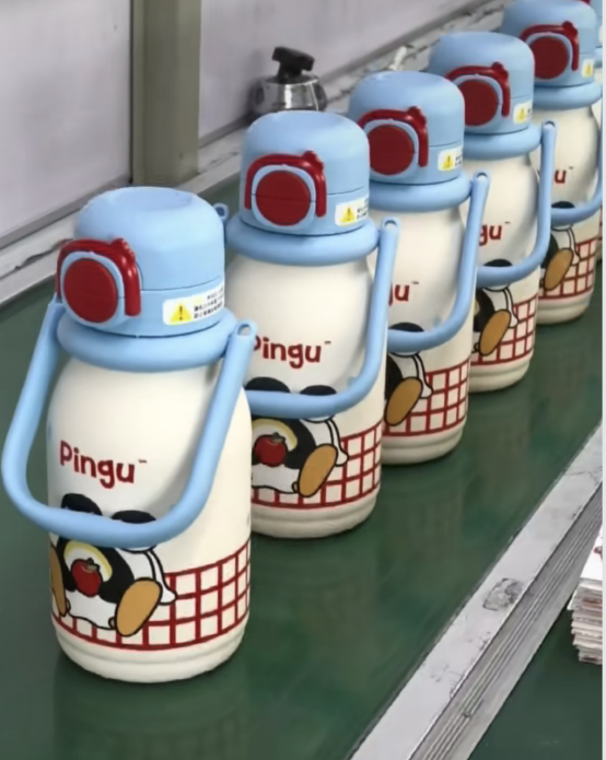 Chun cupán Thermos a dhéanamh, ní hamháin gur gá cuma álainn a bheith agat, ach freisin a bheith cruinn go maith laistigh agus lasmuigh